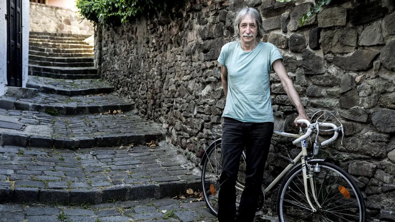 „A régi rockzenészek már süketek, emiatt tekerik fel a hangerőt”