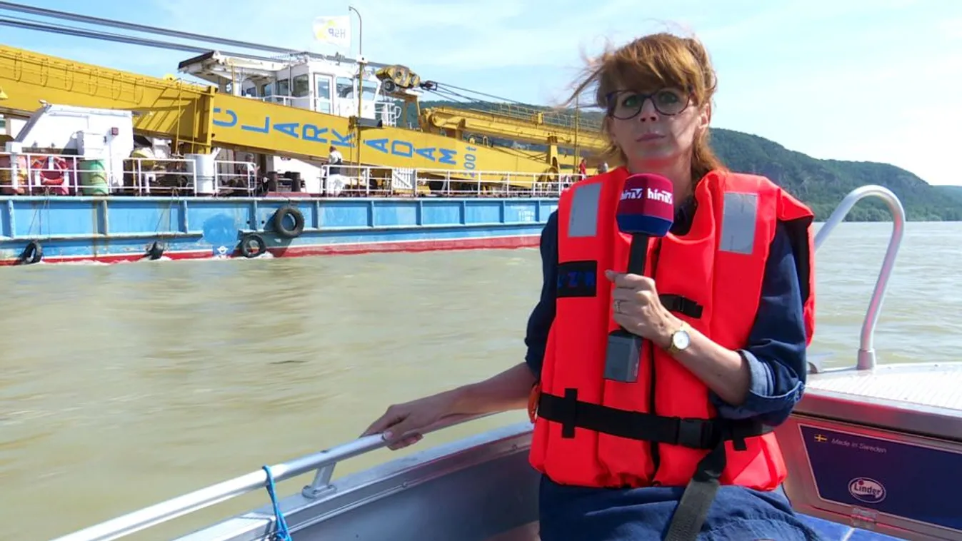 Így halad Budapest felé a Clark Ádám úszódaru