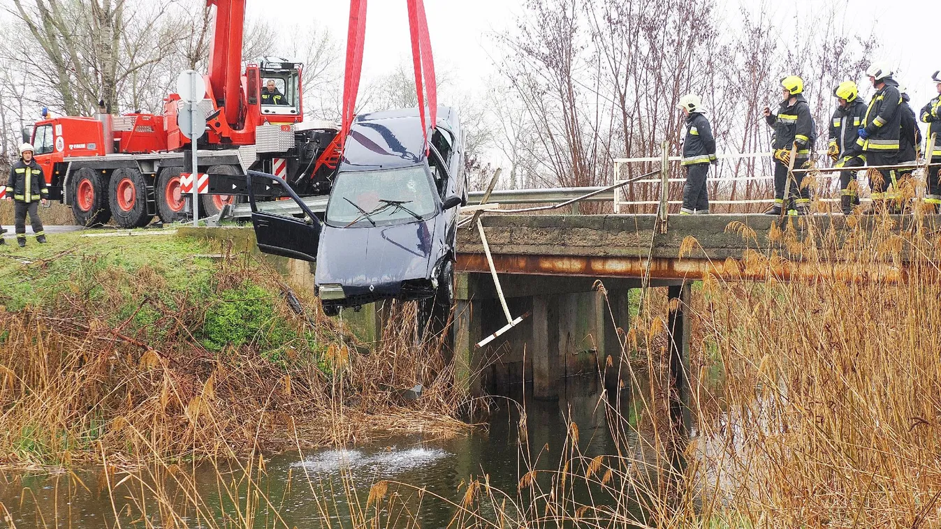 A Duna-völgyi-főcsatornába zuhant egy autó Kunszentmiklós és Kunadacs között