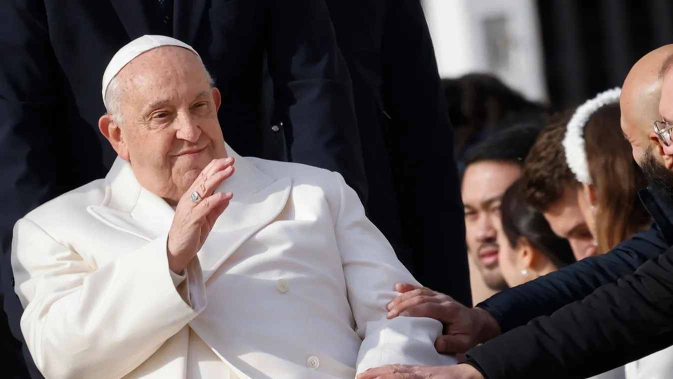 Tapssal köszöntötték a hívek a virágvasárnapi misén megjelent Ferenc pápát