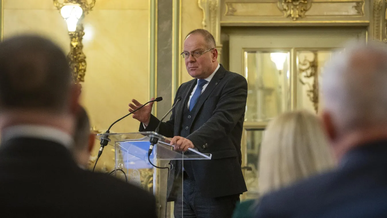 Navracsics Tibor: ha egy közösség úgy gondolja, valamilyen intézkedéssel „szűrni akarja" a beköltözőket, kapjon ehhez jogi eszközöket