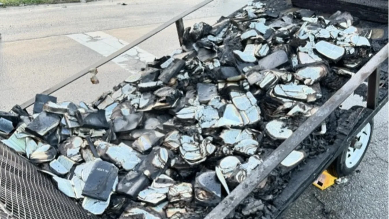 Felgyújtottak egy Bibliával teli pótkocsit egy templom előtt Amerikában