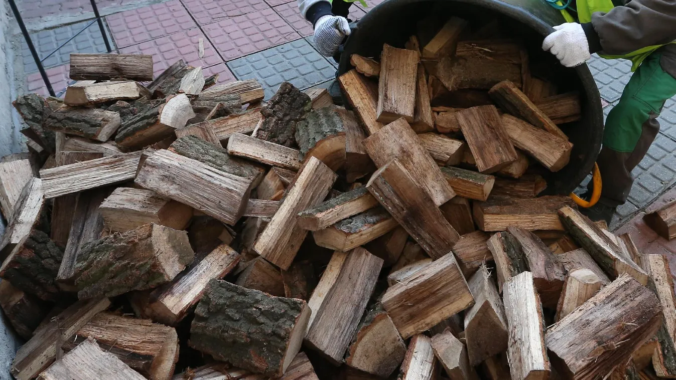 Egy hónapjuk marad a fával és szénnel fűtőknek