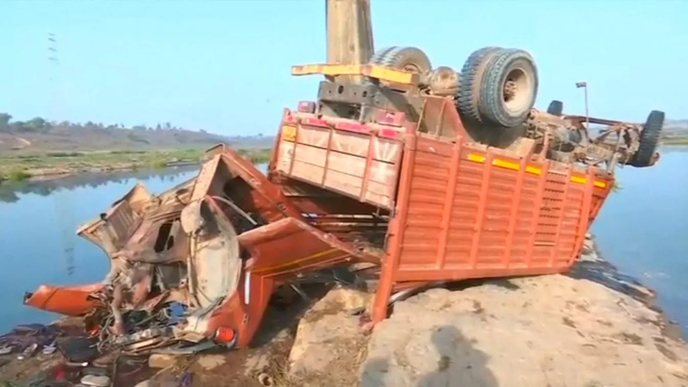 Násznépet szállító teherautó zuhant le egy hídról Indiában