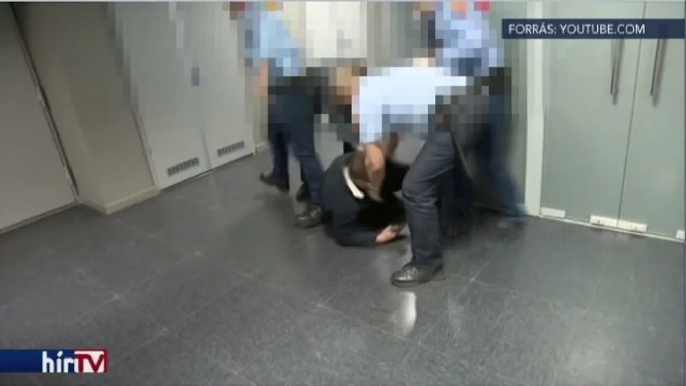 Felvételen látható, ahogy Varjú Lászlót leteperik a biztonsági őrök