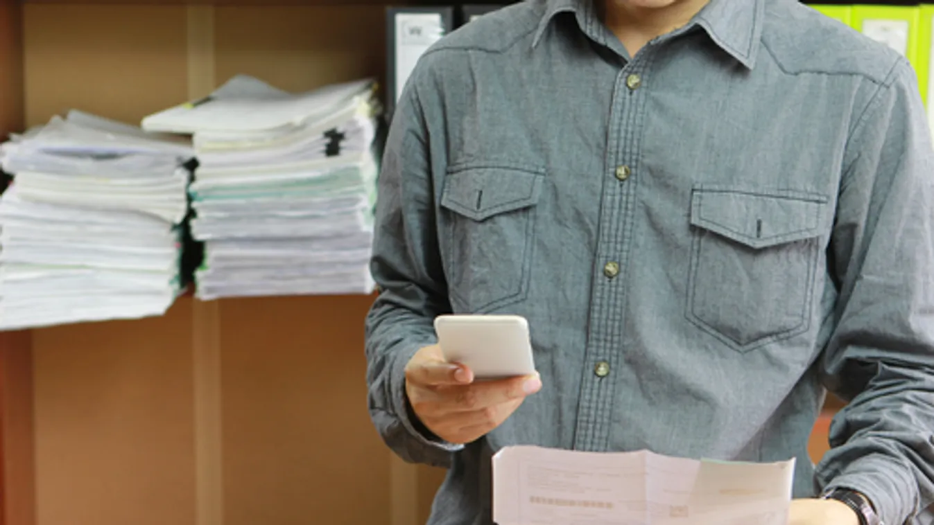Idegenek személyes adatait felhasználva szereztek meg több száz mobiltelefont