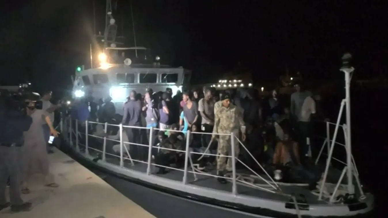 Visszafordítottak a migránsokkal teli hajót