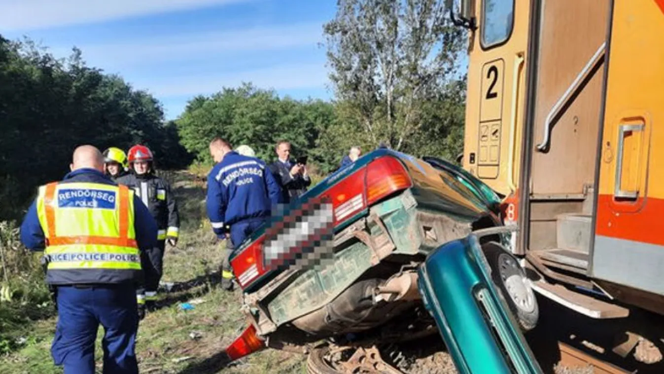 Idős nő hajtott autójával a sínekre, szörnyű csattanás lett a vége