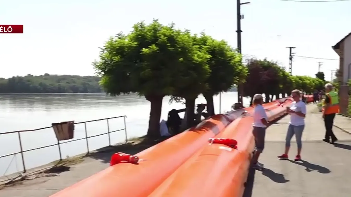 Homokzsákok mellett mobilgátat is telepítenek Dunaszekcsőn + videó
