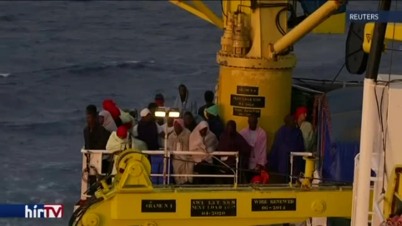 Migránsok százait mentették ki a tengerből