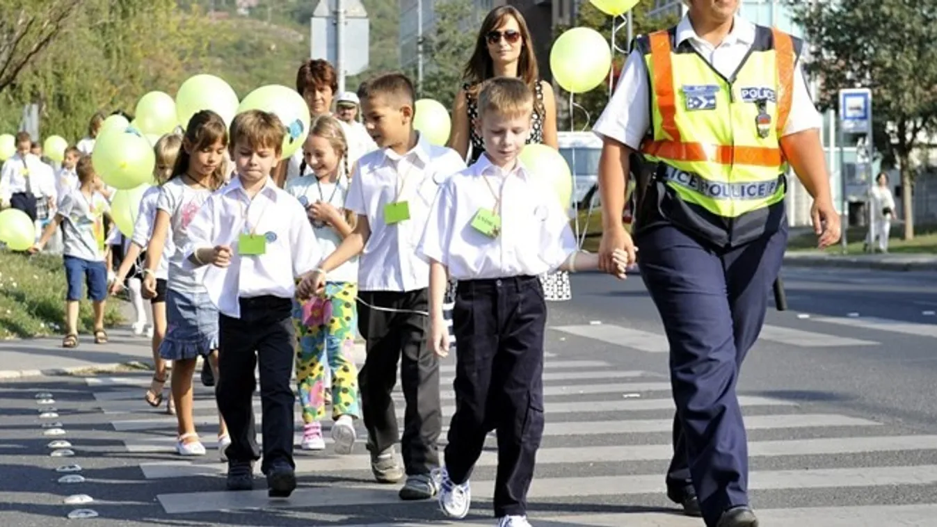 Biztonságos közlekedésre tanítanak az iskolarendőrök