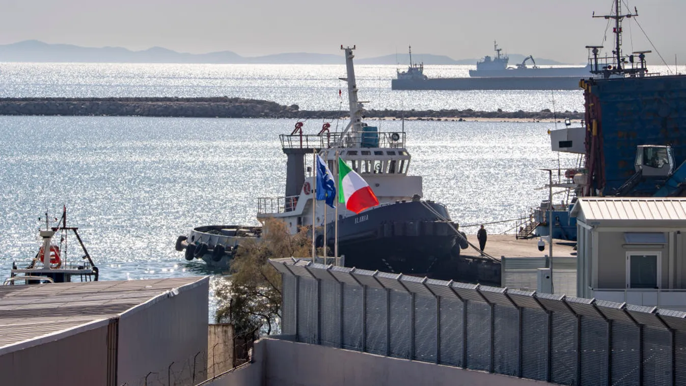 Olaszország újabb migránscsoportot szállított Albániába