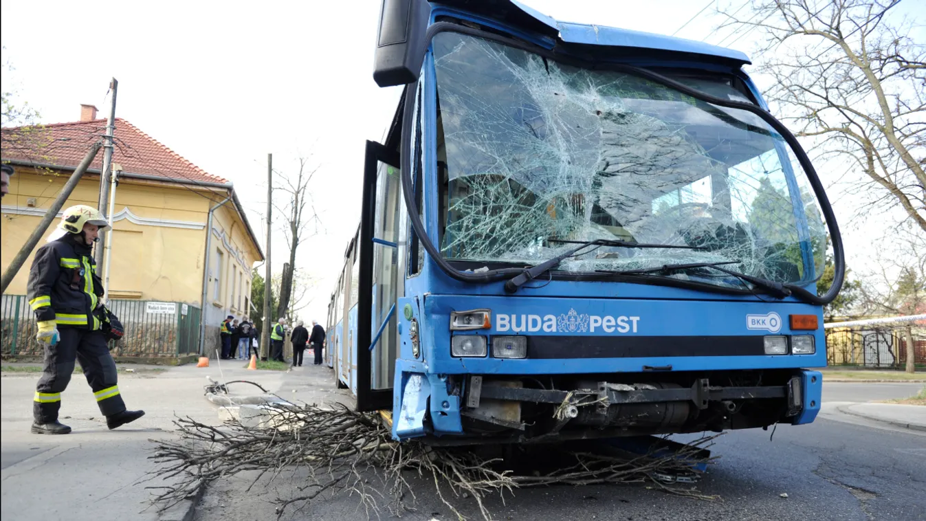 Busszal ütközött egy autó Budapesten