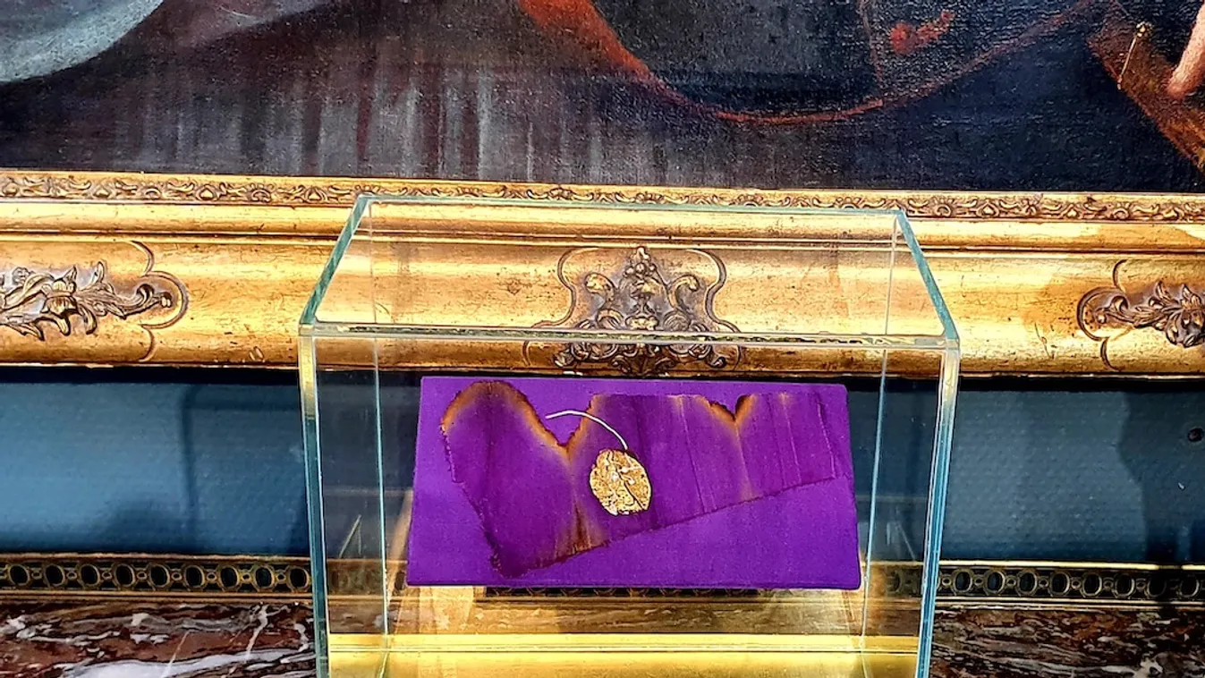 A Nemzeti Múzeum vásárolta meg a koronázási palást egy darabját a BÁV aukcióján