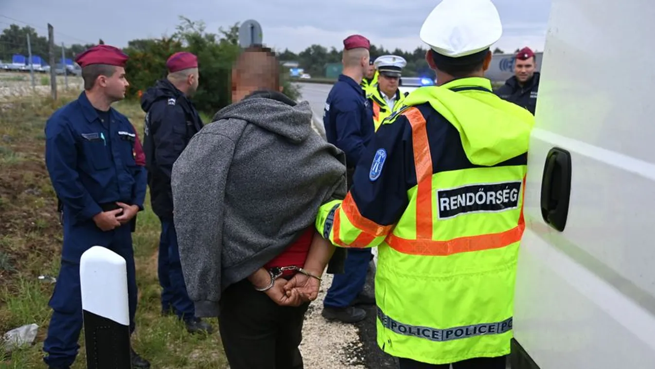 Rendőrautót rongált meg a menekülő embercsempész