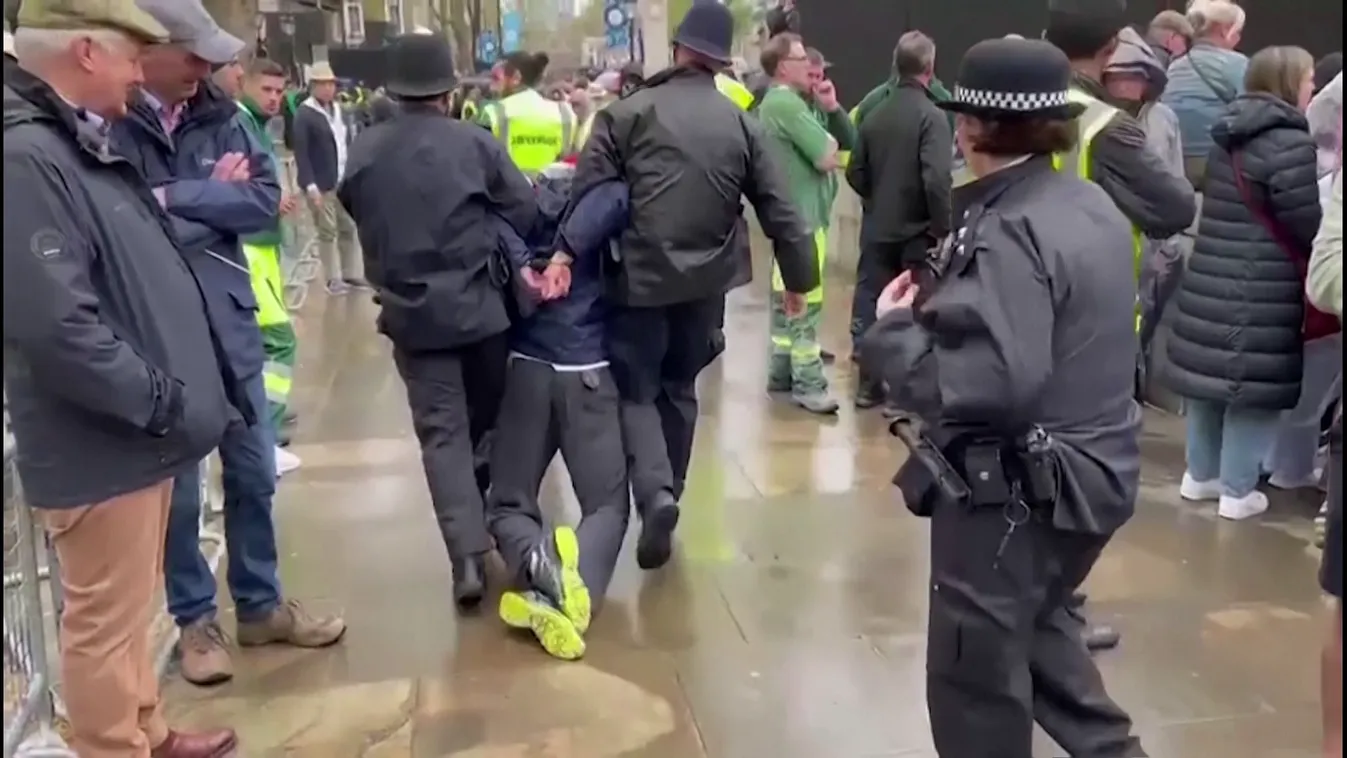 Tömegek gyűltek össze III. Károly koronázására