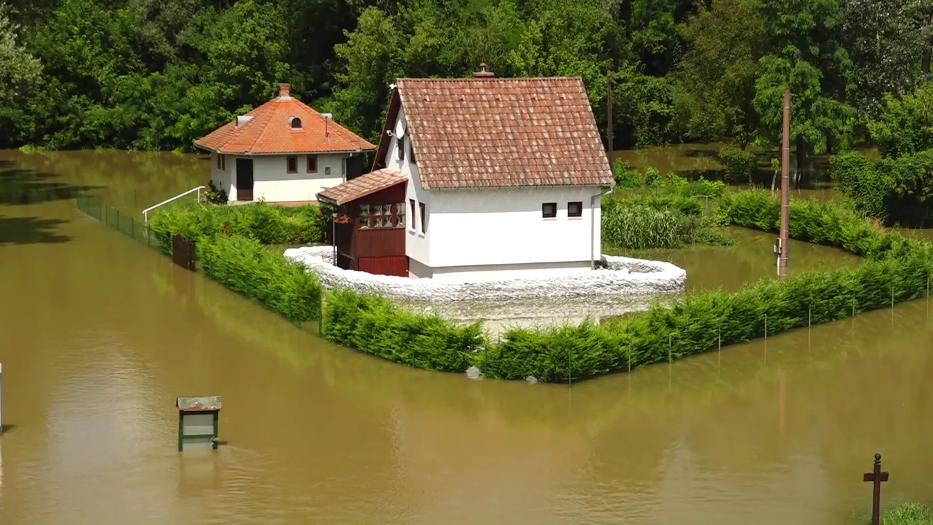 Katasztrófaturisták tömege jelent meg Drávaszabolcsnál, a rendőröknek is közbe kellett lépniük