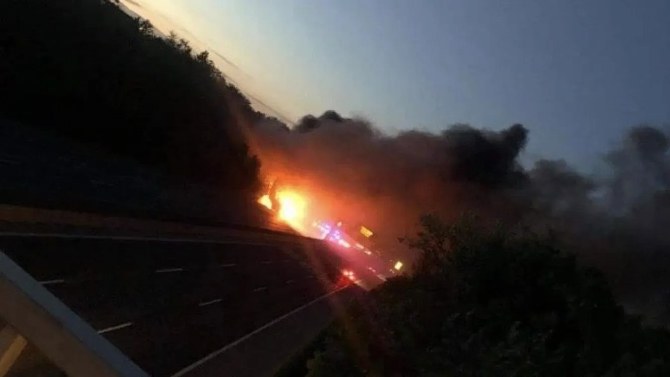 Így lángol egy busz az M7-esen Érdnél - fotó