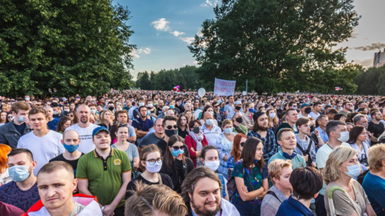 Több ezren tüntetnek a minszki Függetlenség terén
