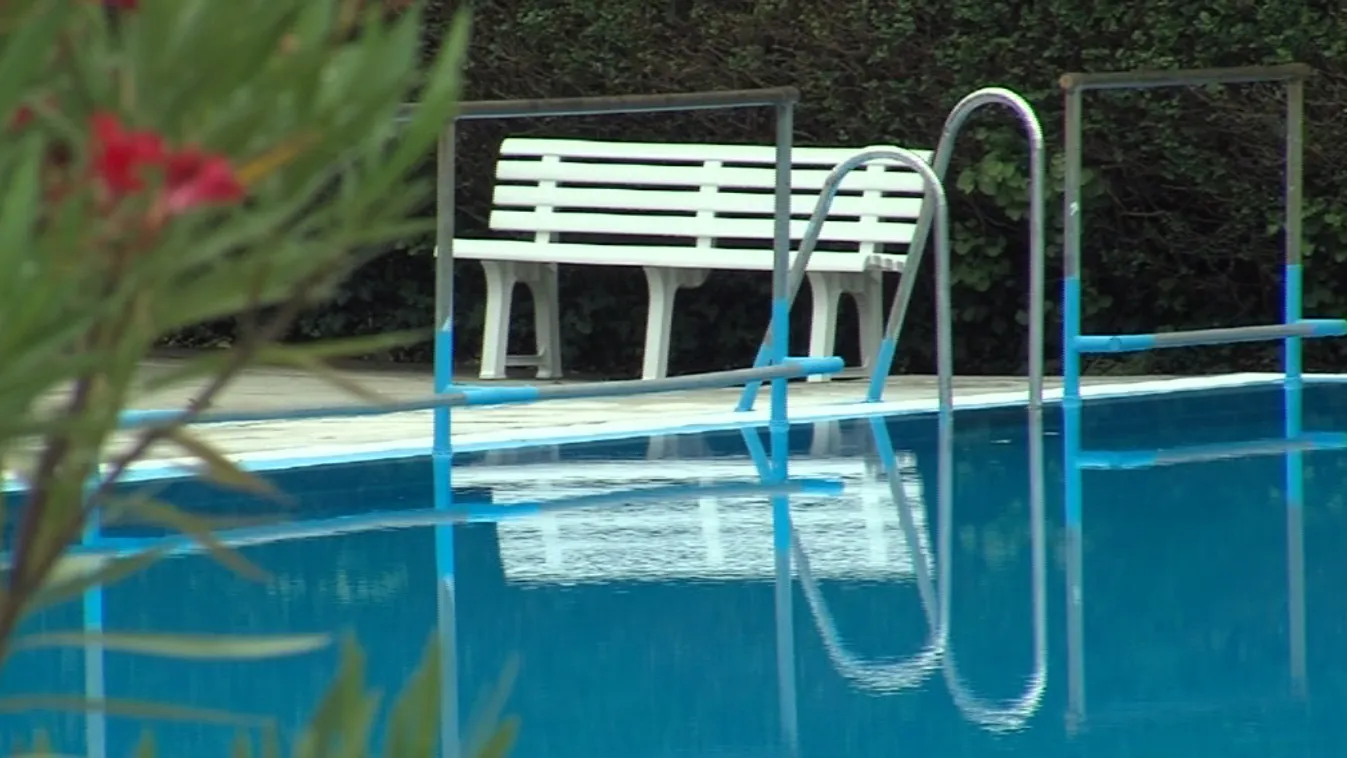 Várniuk kell a strandolással a pécsieknek