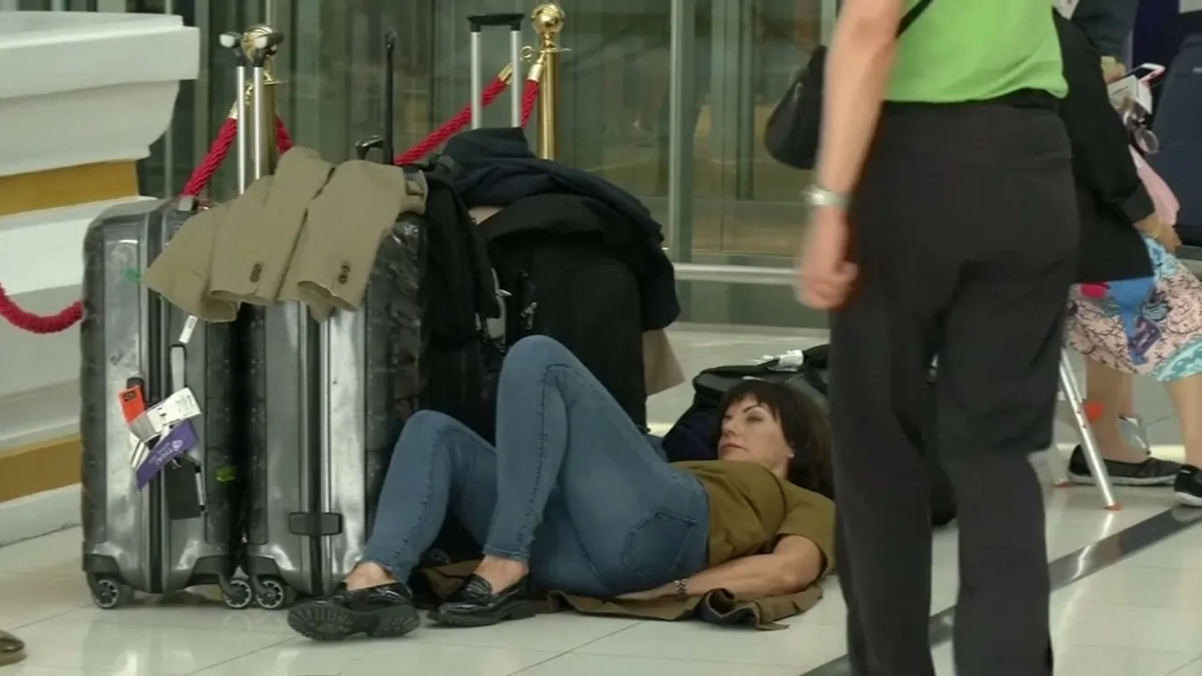 Ezrek vesztegelnek a reptéren