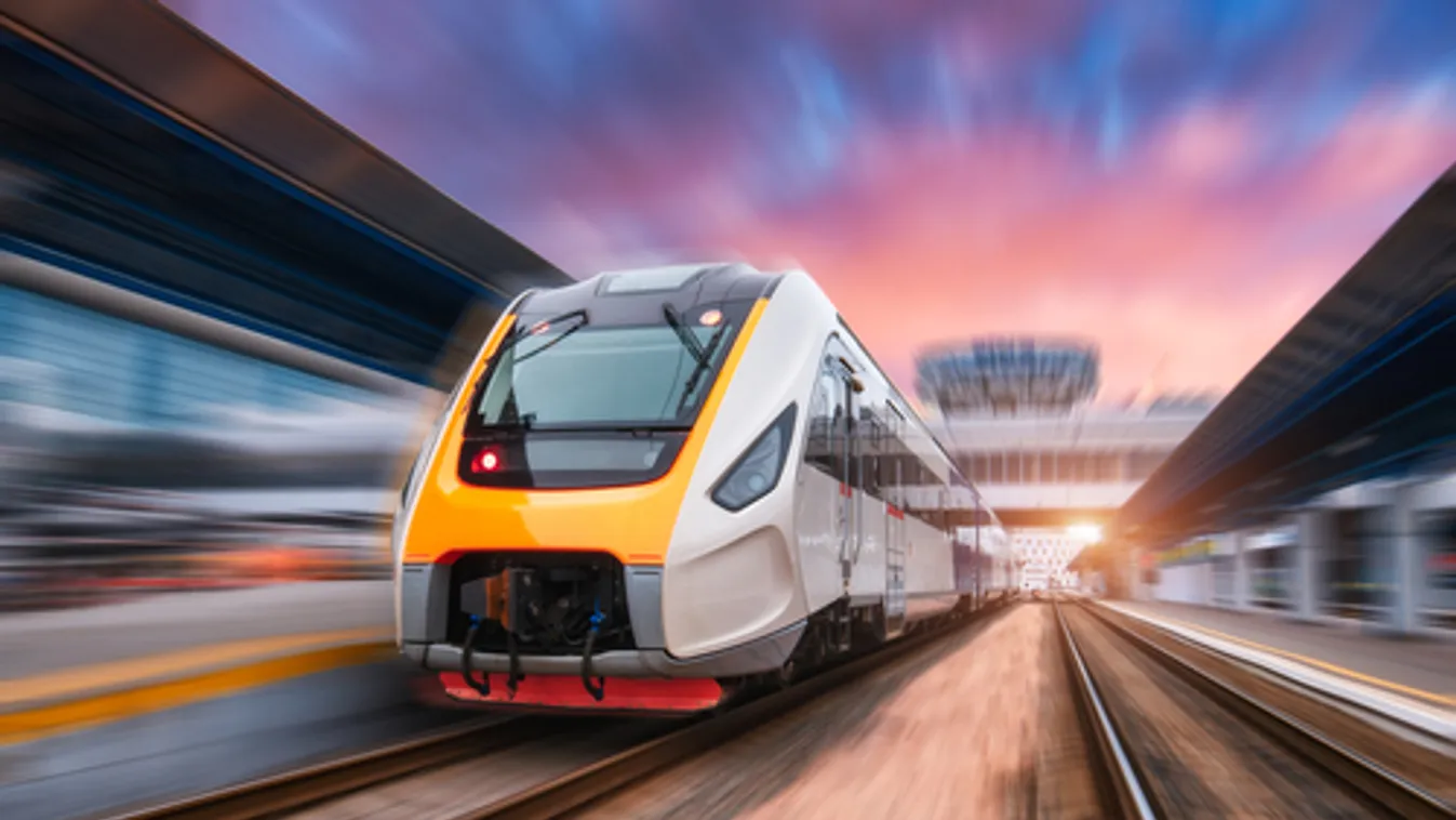 Vérfagyasztó felvétel: Mozgó vonat alá esett egy nő +18-AS VIDEÓ