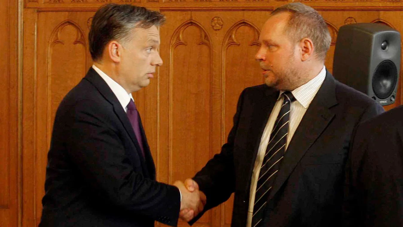 Orbánnal és Rogánnal folytatott beszélgetések is az adathordozókon