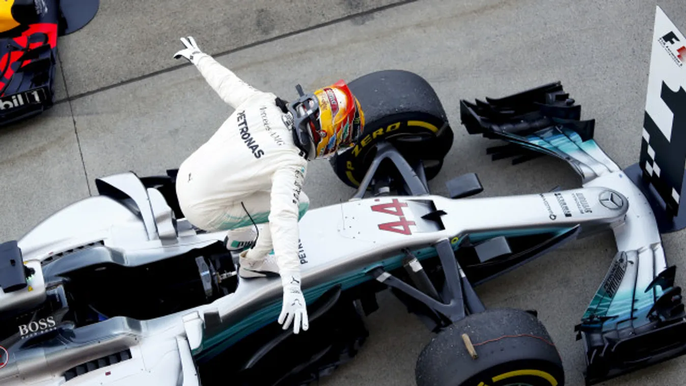 Hamilton rajt–cél győzelmet aratott Japánban