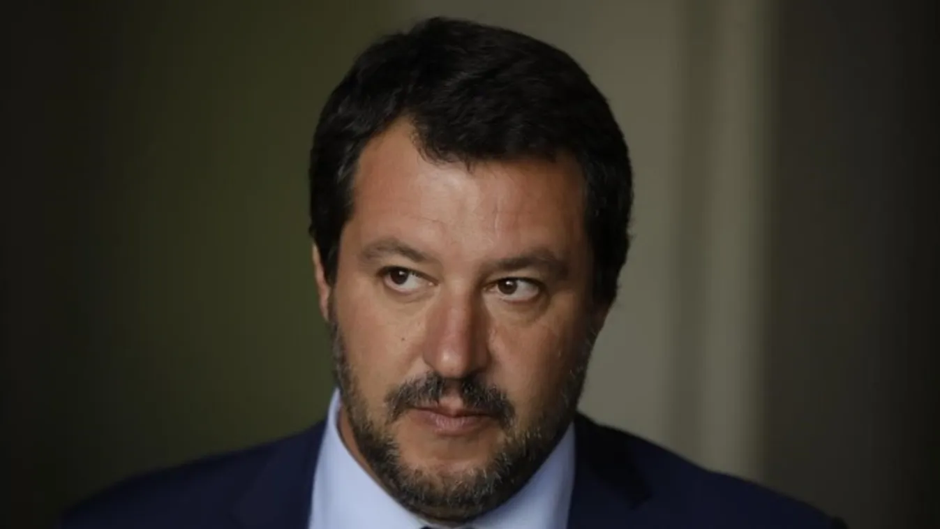 Nagy összegű pénzbüntetéssel sújtaná a migránsokat mentőket az olasz belügyminiszter