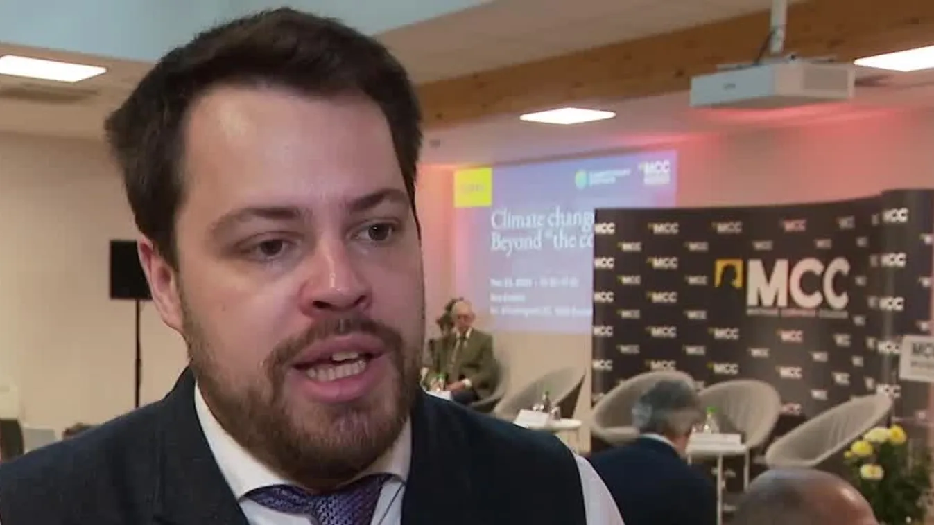 A gazdatüntetések miatt kénytelen volt meghátrálni az Európai Bizottság + videó