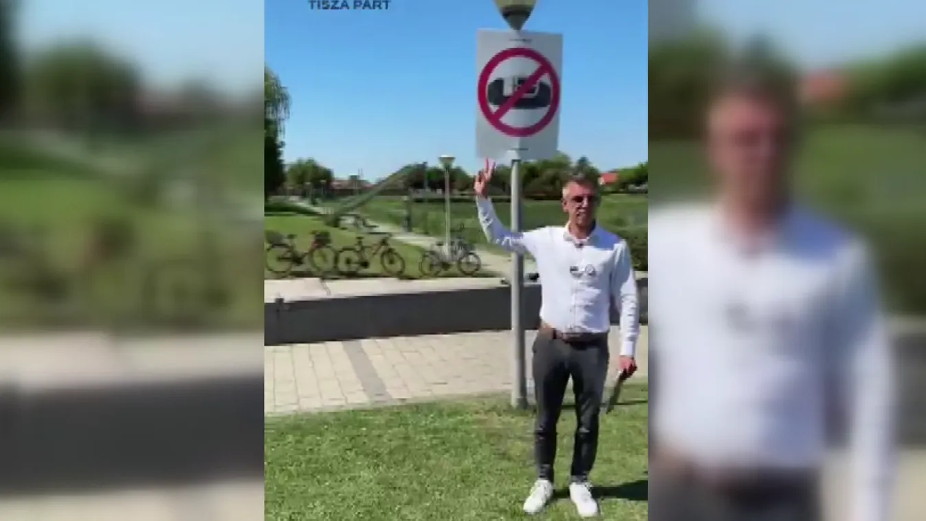 Egy áthúzott nadrágszíjat ábrázoló képpel fotózkodott Magyar Péter Mezőkövesden