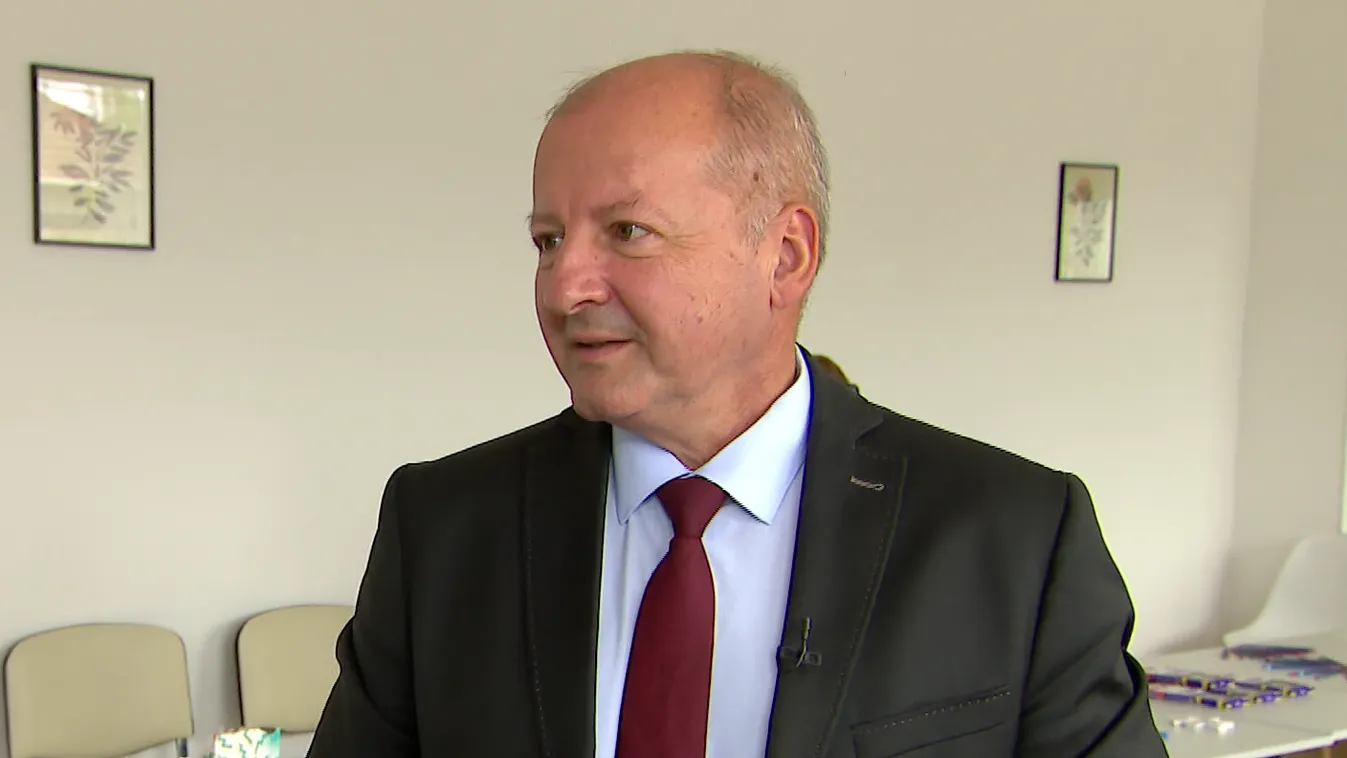 Mozaik - Tanszereket adományoz a KDNP a rászoruló gyerekeknek