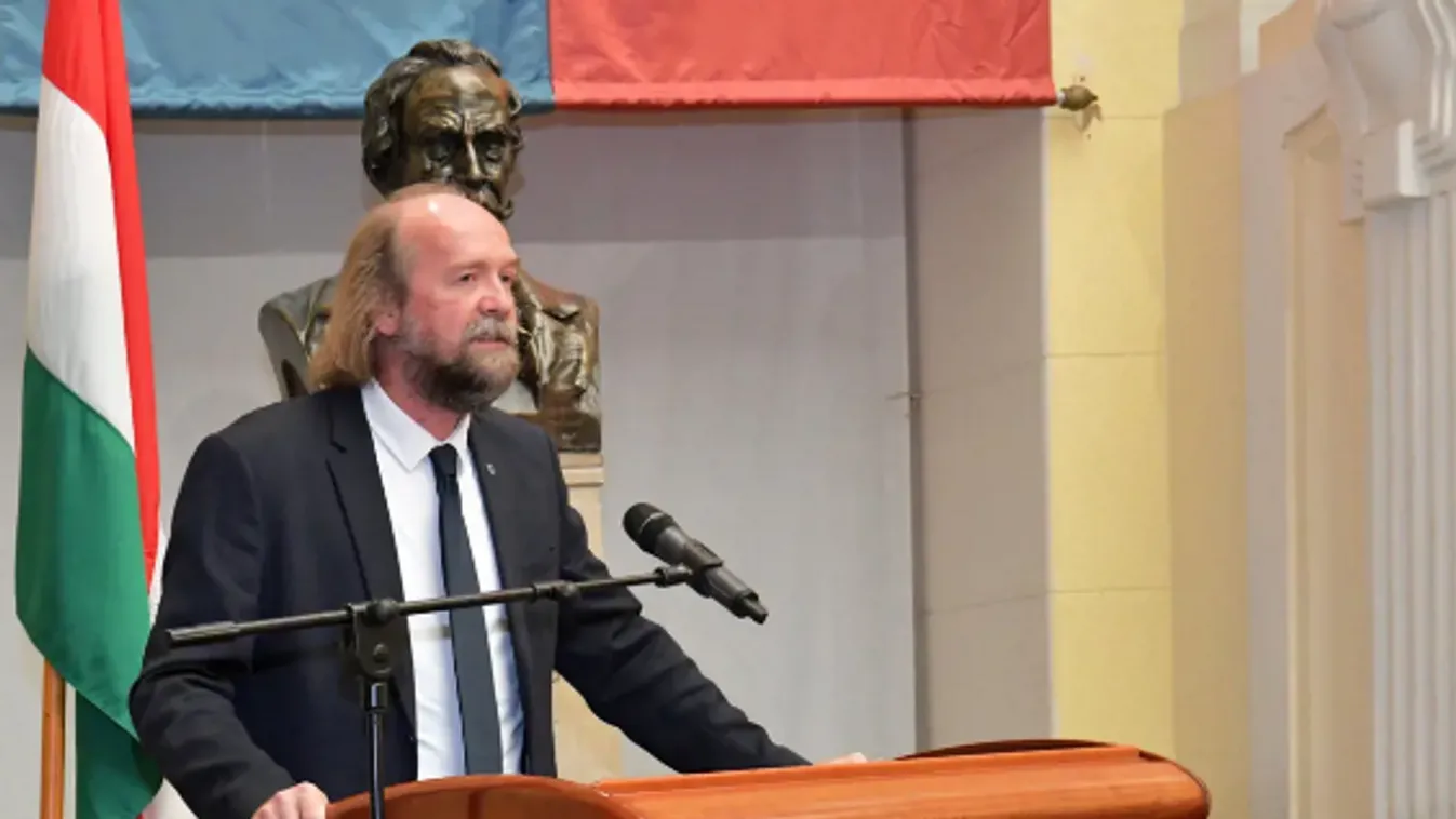 Nincs megállás: még magasabbra emelkedhet a tanárok fizetése