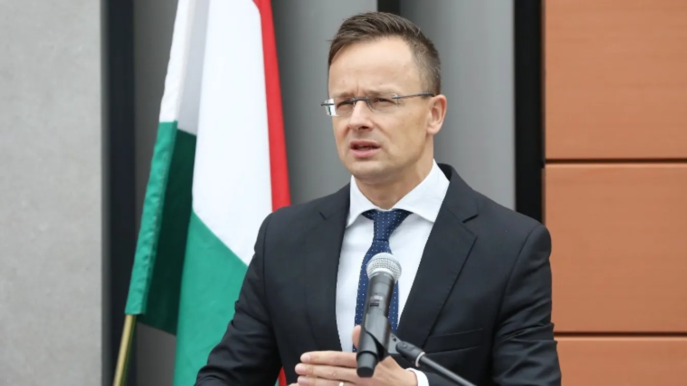 Szijjártó: Ismét le akarják nyomni az európai országok torkán a kötelező kvótát