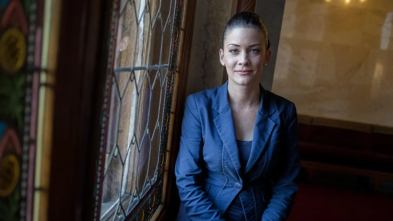 Felfüggesztette a parlament az LMP-s Demeter Márta mentelmi jogát