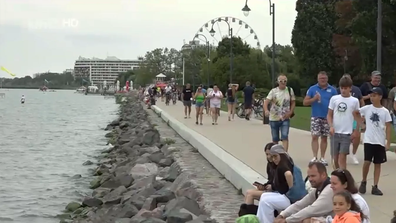 Az őszi idő beköszöntével is sokan vannak még a Balatonnál