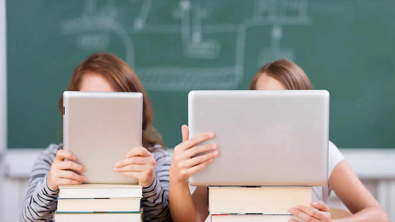 Rétvári: Továbbfejleszti a kormány a KRÉTA oktatási rendszert