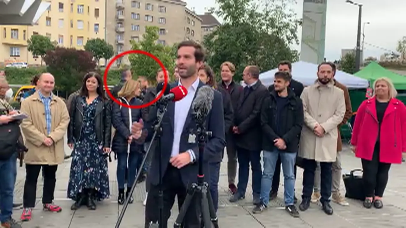 Pofozkodás a Momentum sajtótájékoztatóján