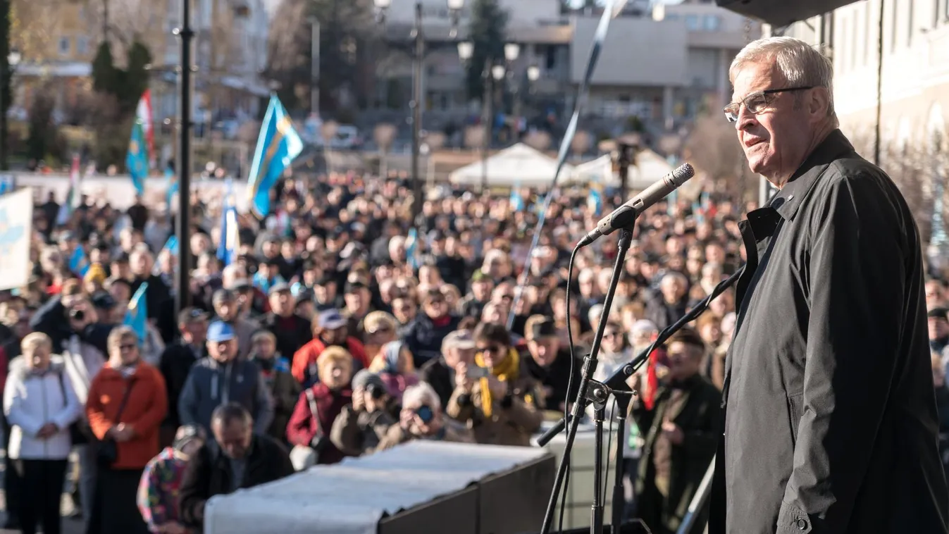 Merre visz a végzet göröngyös úton, sötét éjjelen?