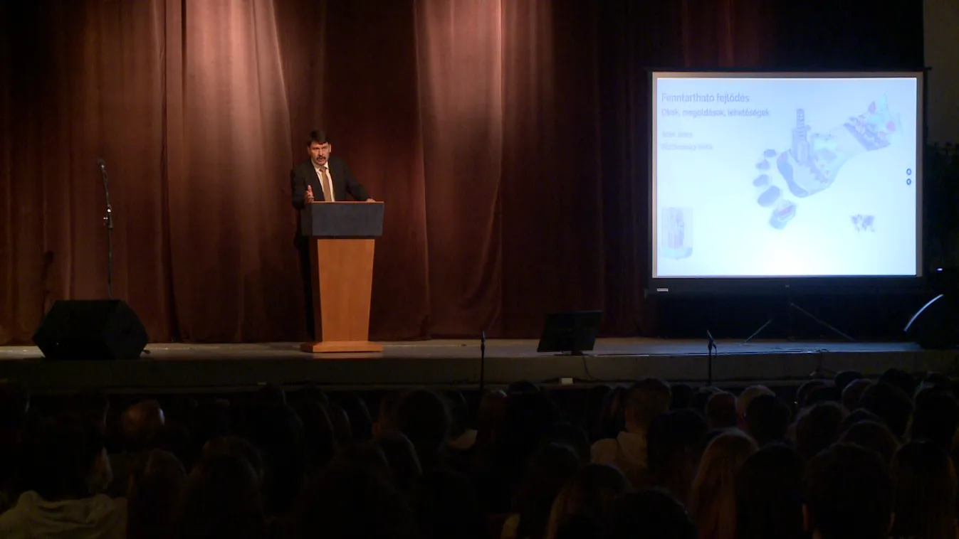 Csornán tartott középiskolás diákoknak előadást Áder János