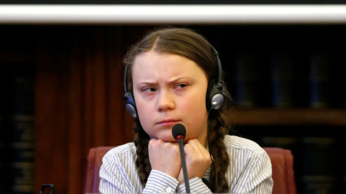 Gyermekek mögé bújva adják el az új szocializmust