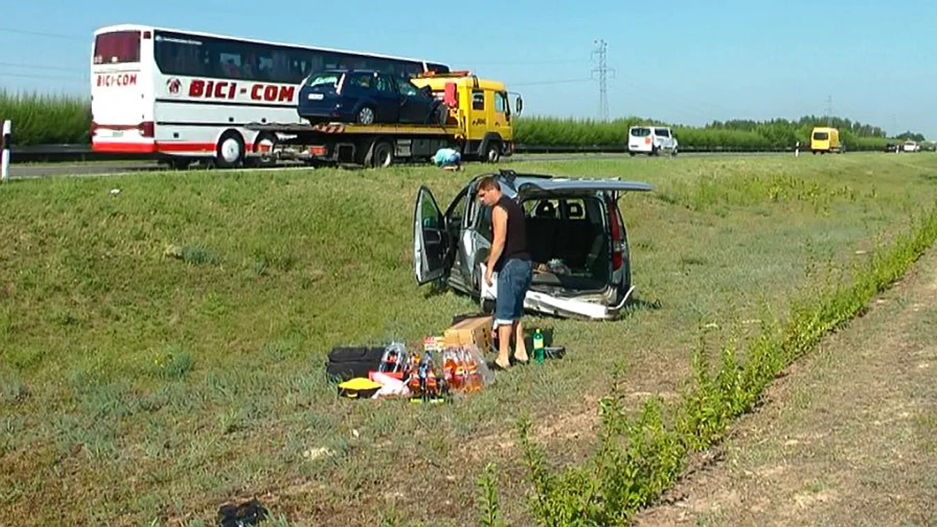 Leállósávban álló autóba csapódott egy másik kocsi