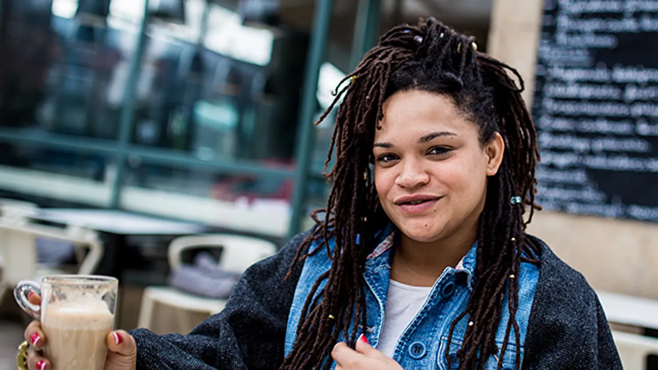 Hey, June! Itt Sena! – Reggeli járat