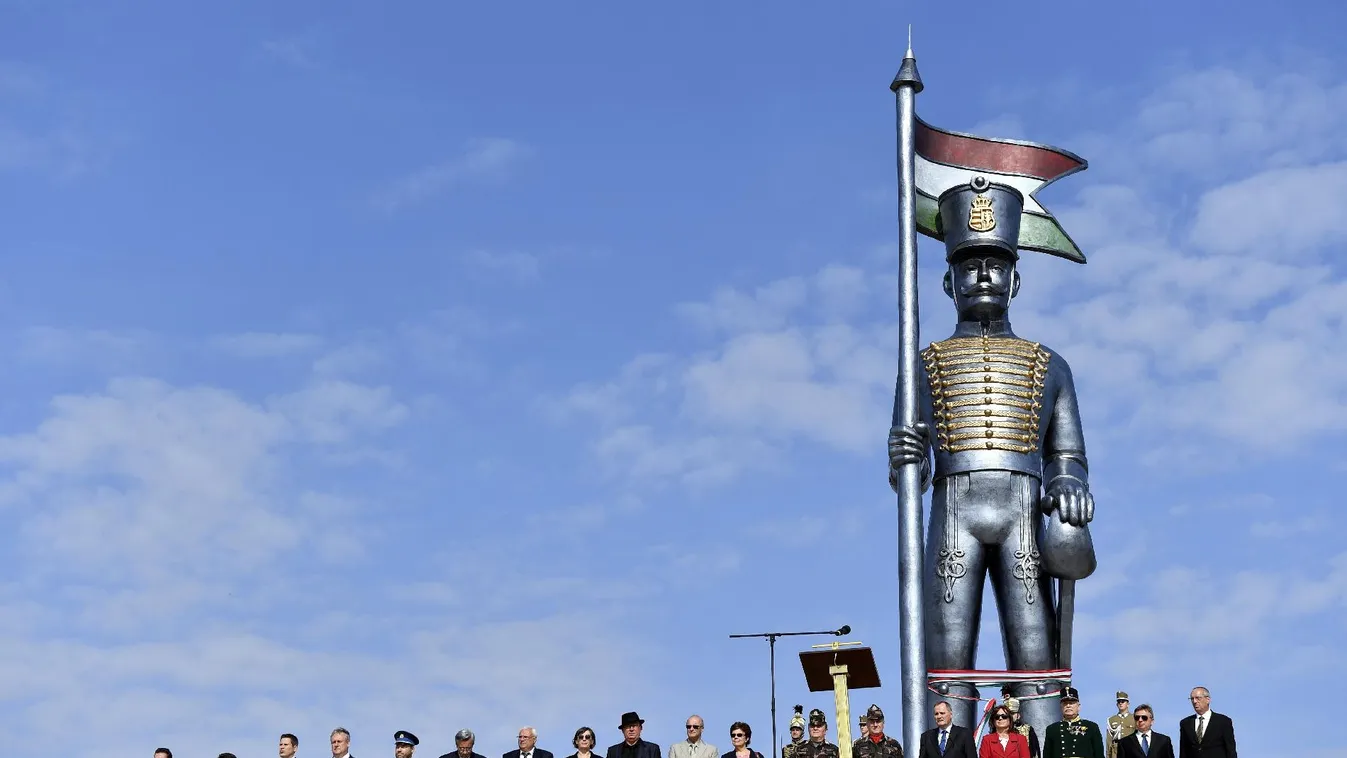 Rekordméretű huszárszobor Pákozdon