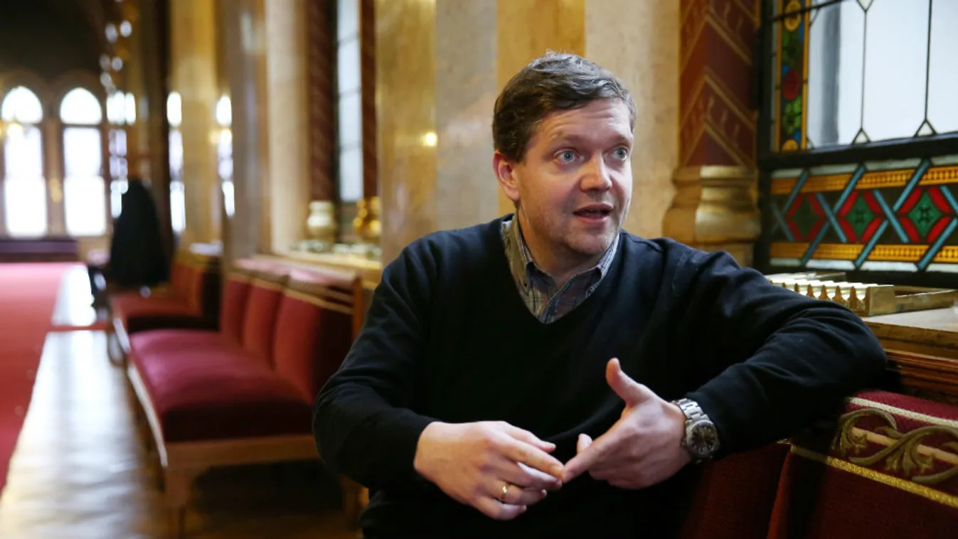 Tóth Bertalanra cseréli Ujhelyi Istvánt az MSZP