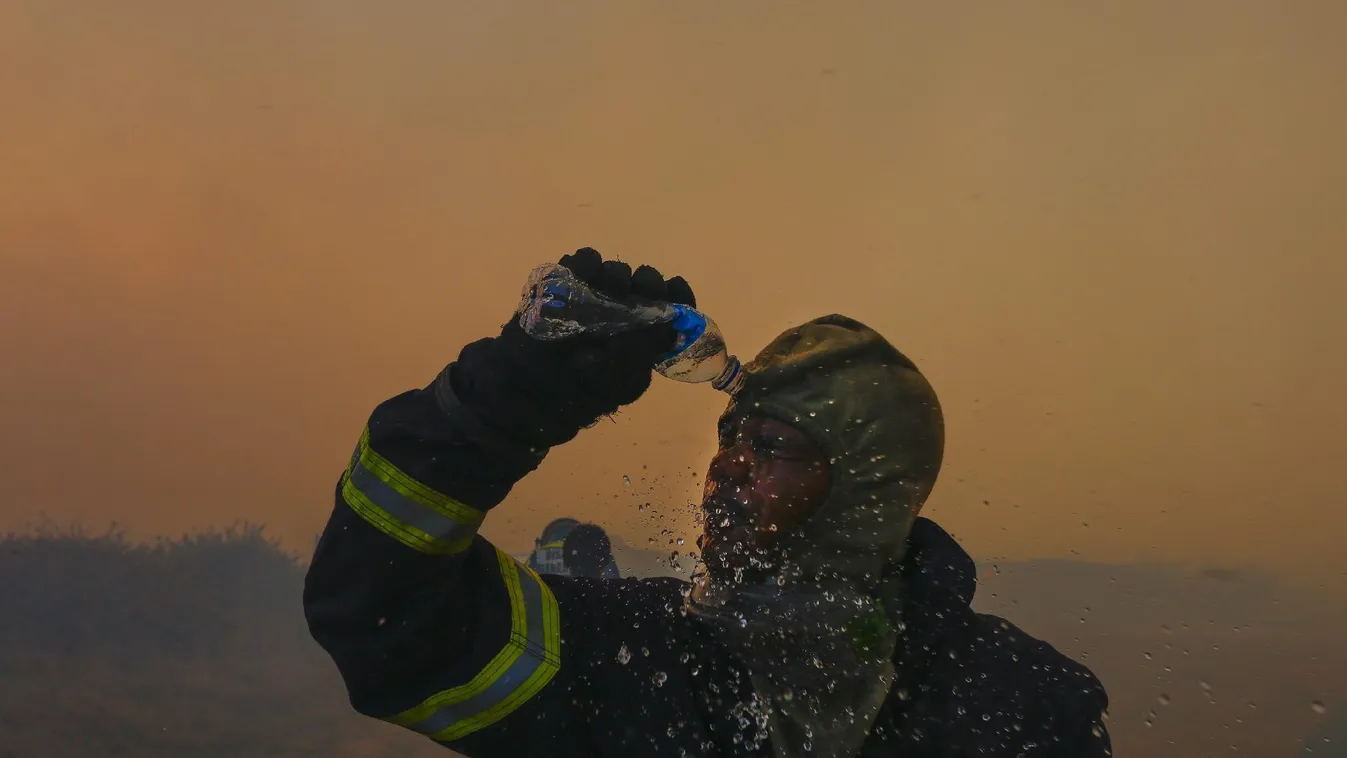 Sűrű füsttel lángol egy soproni raktár
