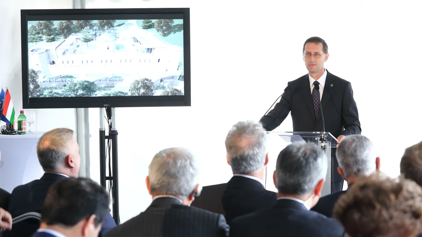 Herendi porcelánokból nyílt kiállítás Gül Baba türbéjénél