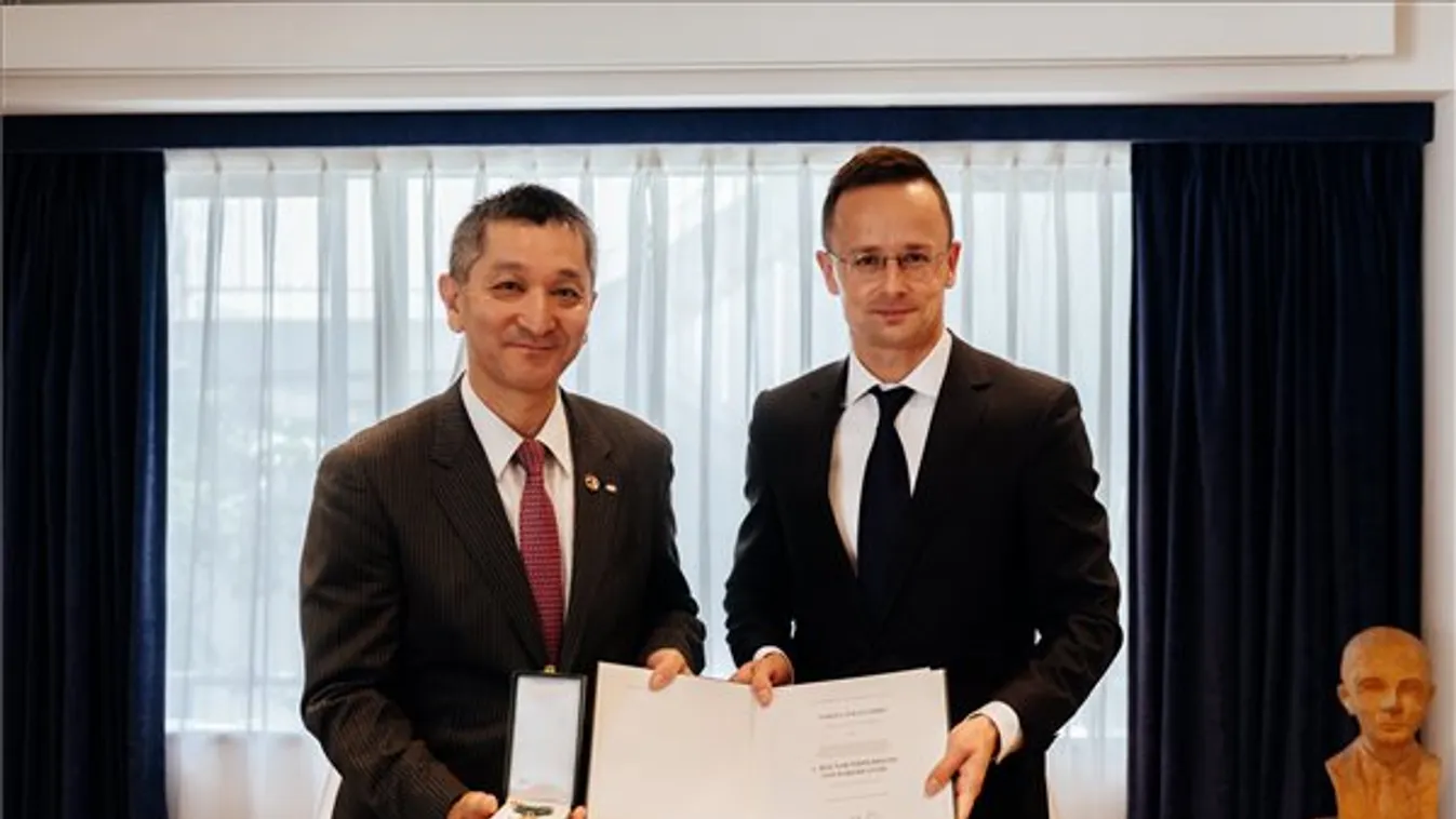 Szijjártó Péter kitüntette a Denso magyar leányvállalatának japán vezetőjét