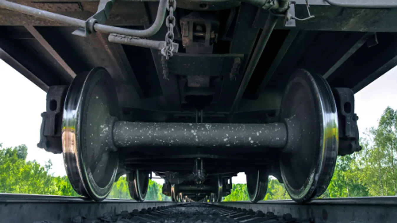 Vonat alján próbált meg négy afgán Magyarországra jutni