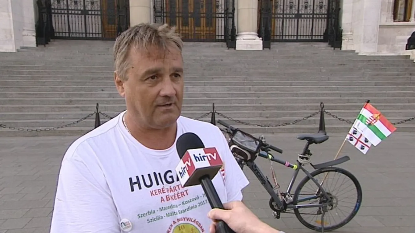 Egy hónapot biciklizett a békéért